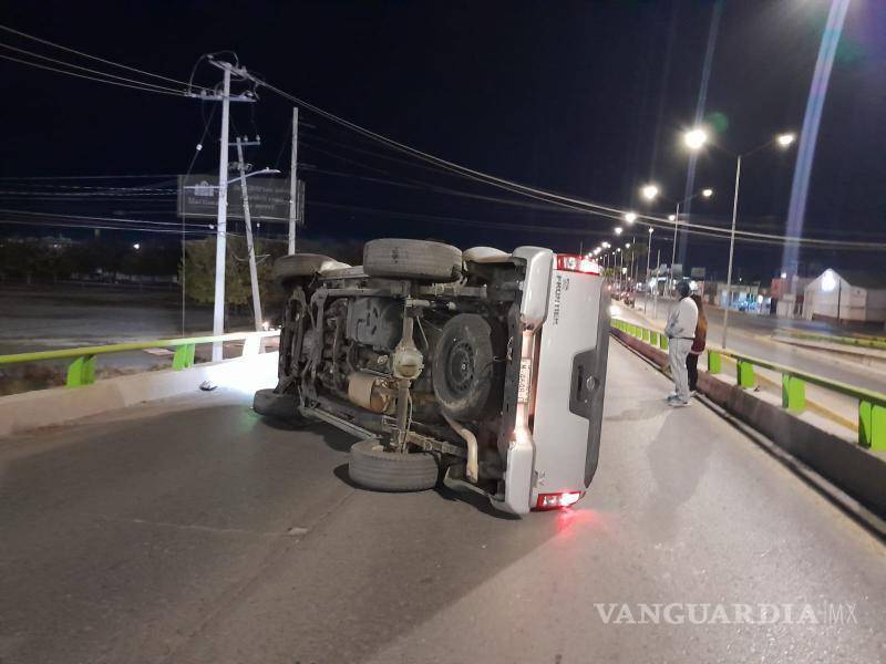 $!La camioneta Nissan Frontier quedó volteada después del accidente en el bulevar Nazario S. Ortiz Garza.