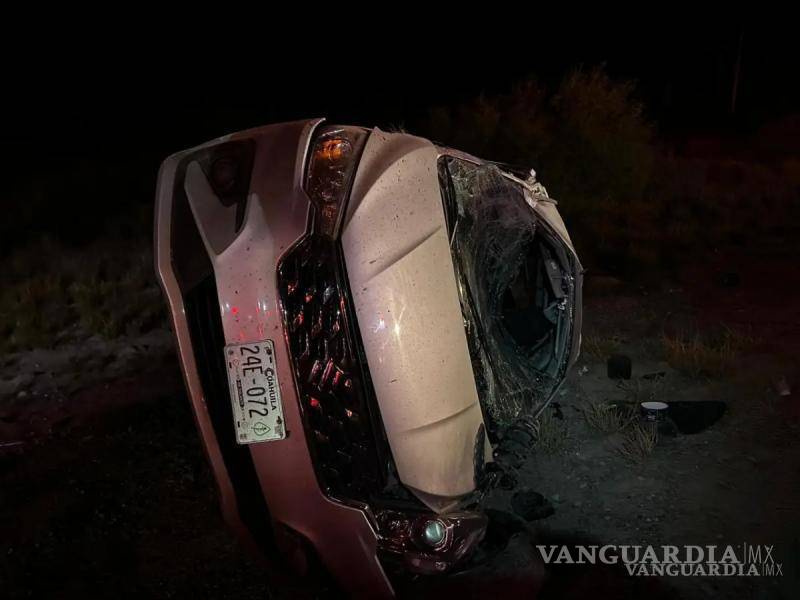 $!La Suzuki Ertiga terminó volcada a un costado de la Carretera Federal 57 tras el accidente.