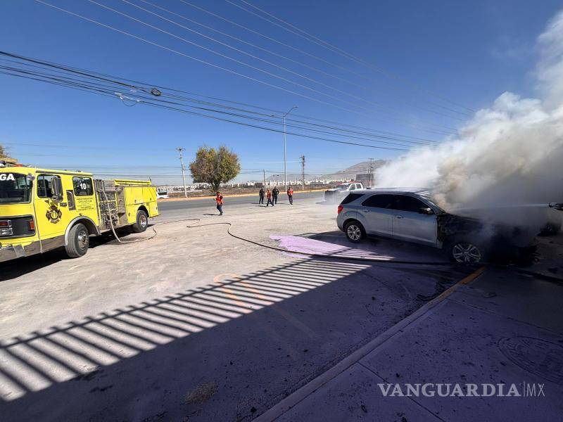 $!Elementos de Bomberos de Arteaga realizaron maniobras de enfriamiento para evitar que el fuego se reavivara.
