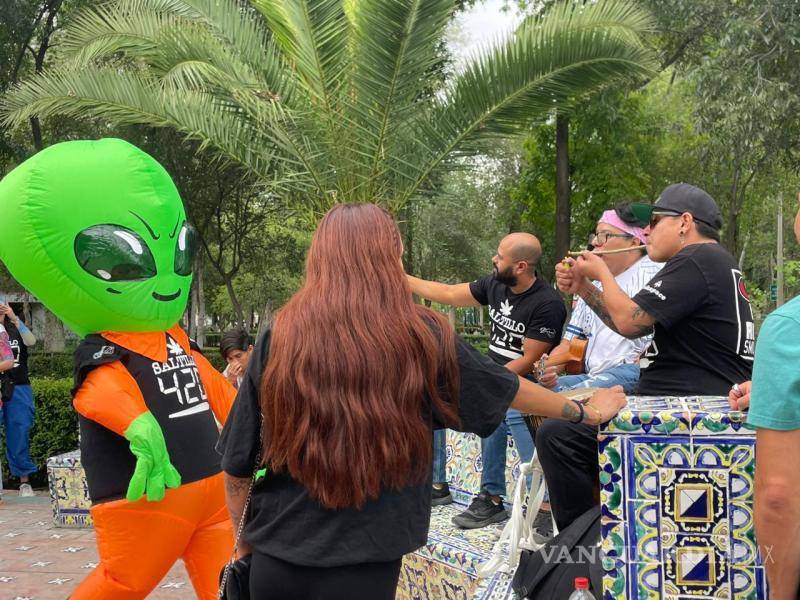 $!Con música de ukelele y tambor, los manifestantes marcharon por el centro, abogando por el fin de la estigmatización y la criminalización de los consumidores.