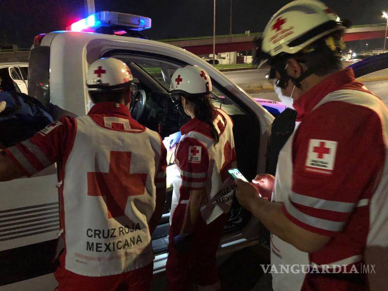 $!El joven fue trasladado a la clínica 2 del IMSS tras el impacto.