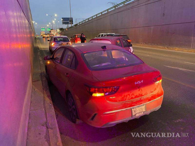 $!La circulación en el periférico Luis Echeverría Álvarez fue restablecida después del retiro de los autos accidentados.