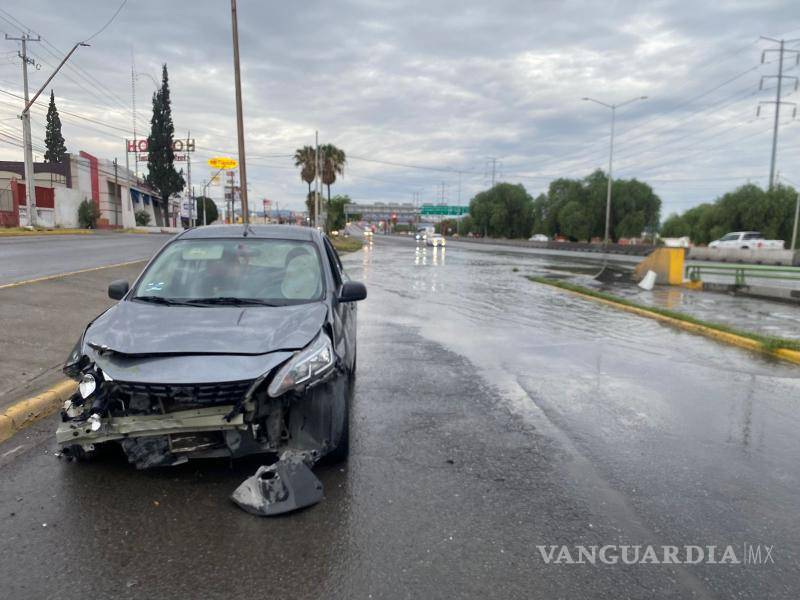 $!Las condiciones de la vialidad, entre ellas la presencia de agua acumulada sobre la carpeta asfáltica, habrían influido en el segundo accidente, según los reportes recabados por las autoridades en el lugar.