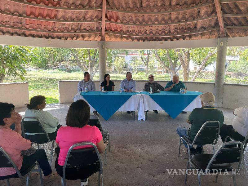 $!Alejandro Villarreal Maury, junto a pobladores de Arteaga, expone los 11 puntos del Colectivo por la Defensa de los Recursos Naturales y Públicos.