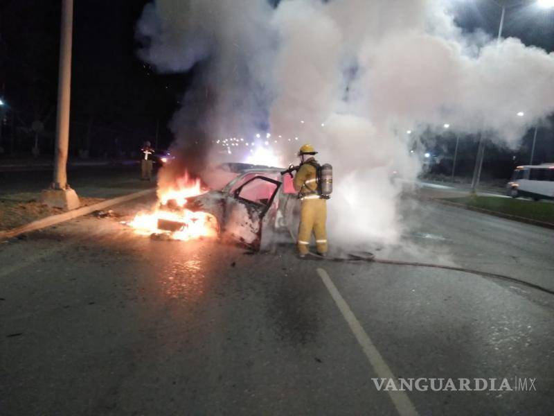 $!El automóvil ardió en llamas mientras bomberos trabajaron para sofocar el fuego