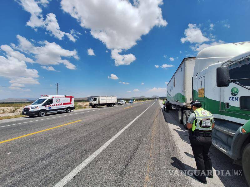 $!Paramédicos valoraron al conductor del camión afectado, quien presentó dolor en una muñeca, aunque la revisión médica descartó lesiones de gravedad y no fue necesario su traslado inmediato a un hospital.