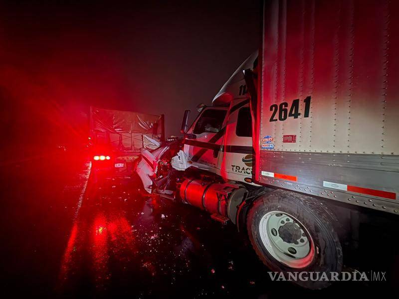 $!La unidad siniestrada quedó con daños severos en la parte frontal. El percance se registró alrededor de las 2:00 de la madrugada.