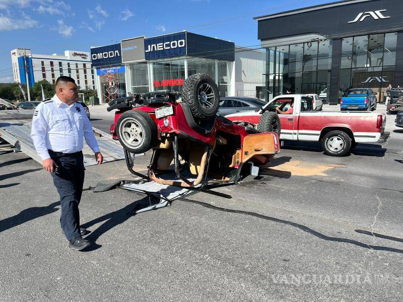 $!El Jeep terminó con las llantas al cielo.