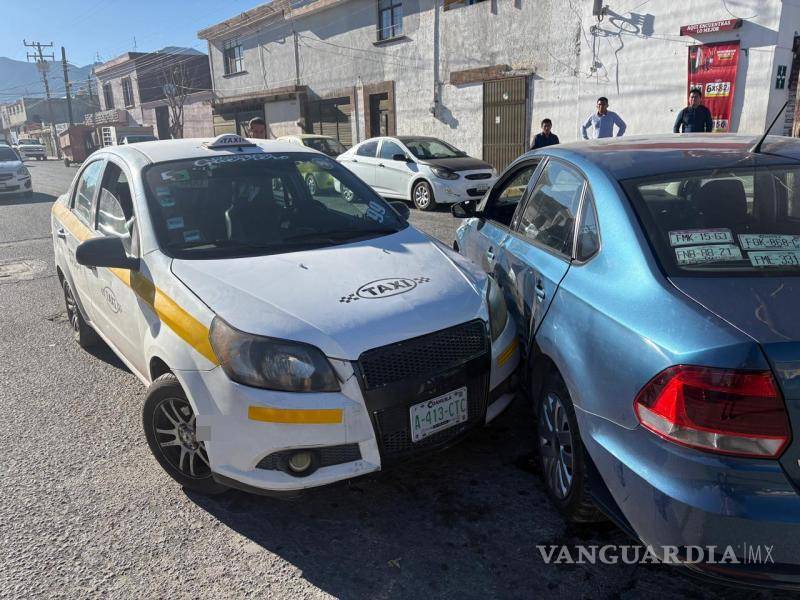 $!El impacto proyectó al automóvil contra un taxi que esperaba incorporarse.