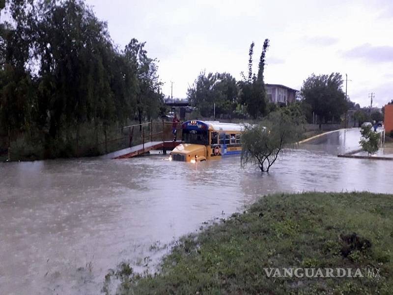 $!Caos vial en Acuña por tormenta; reportan acumulamiento de agua en varios sectores de la ciudad