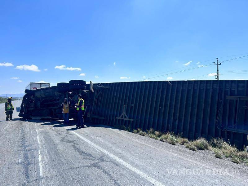 $!Personal del Cuerpo de Bomberos de la estación Derramadero acudió al kilómetro 270 de la carretera federal para atender la volcadura de un camión de carga que se dirigía hacia Saltillo durante la mañana de este martes.
