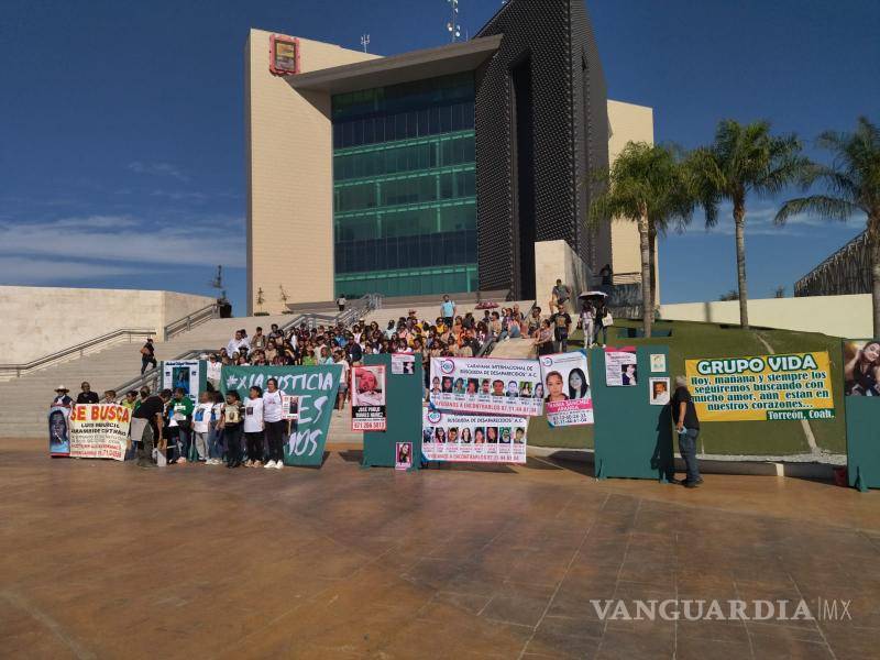 $!Colectivos se concentran en Plaza Mayor de Torreón; buscan ‘visibilizar’ desapariciones