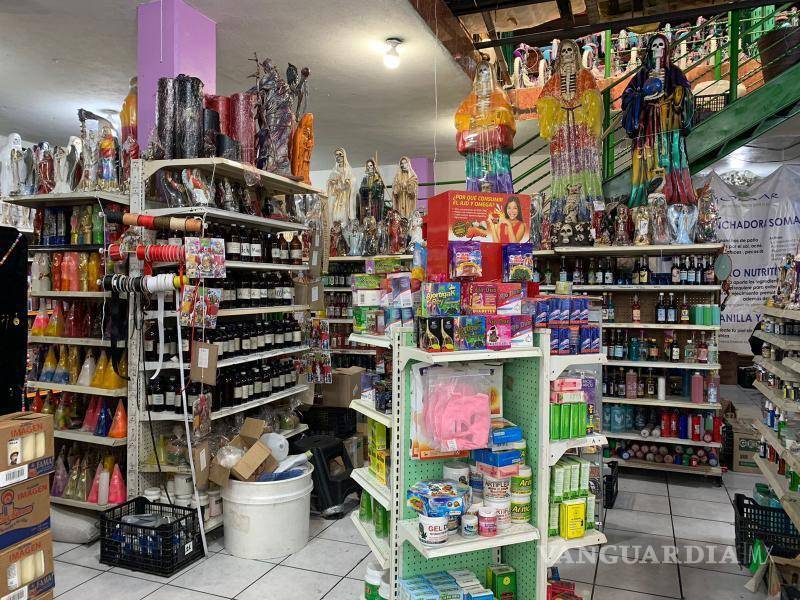 $!“La gente que pide favores o milagros para tener trabajo, salud o comida, y hombres del poder económico, político o criminal, quienes curiosamente le solicitan venganzas o muertes, piden plegarias que no se las pueden solicitar a Dios, a las vírgenes o a los santos”, comentó Don Mario.