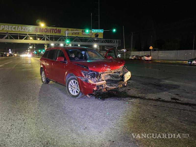 $!Se solicitó la presencia de una grúa para remolcar los vehículos y que dejaran de obstruir la vialidad