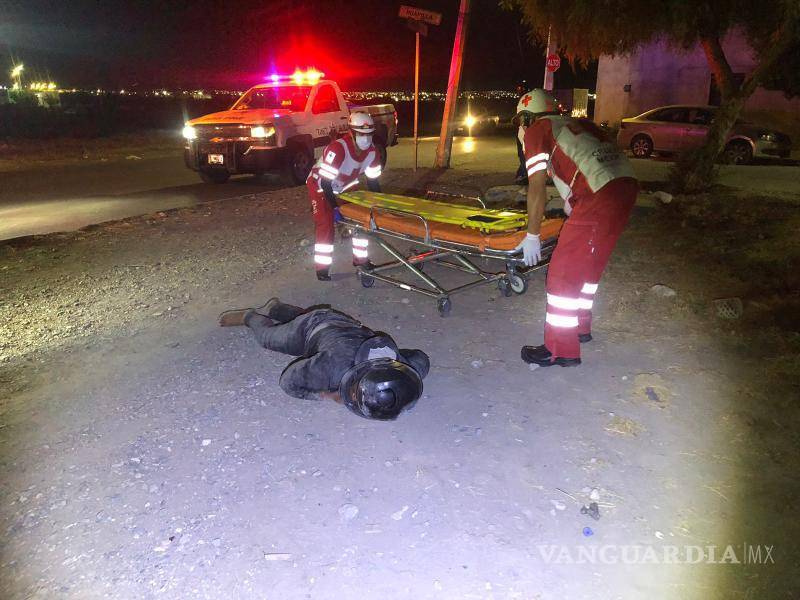 $!El hombre transitaba en completo estado de ebriedad, perdió el control de su vehículo, se impactó contra la banqueta y salió proyectado contra la terracería.