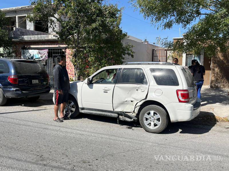 $!La conductora de la camioneta Ford Escape se detuvo a varias cuadras después del impacto, mientras testigos alertaban a los servicios de emergencia.