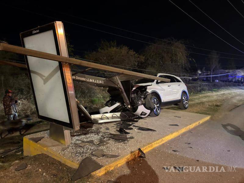 $!La estructura del parabús fue derribada por completo tras el impacto de una camioneta durante la madrugada.