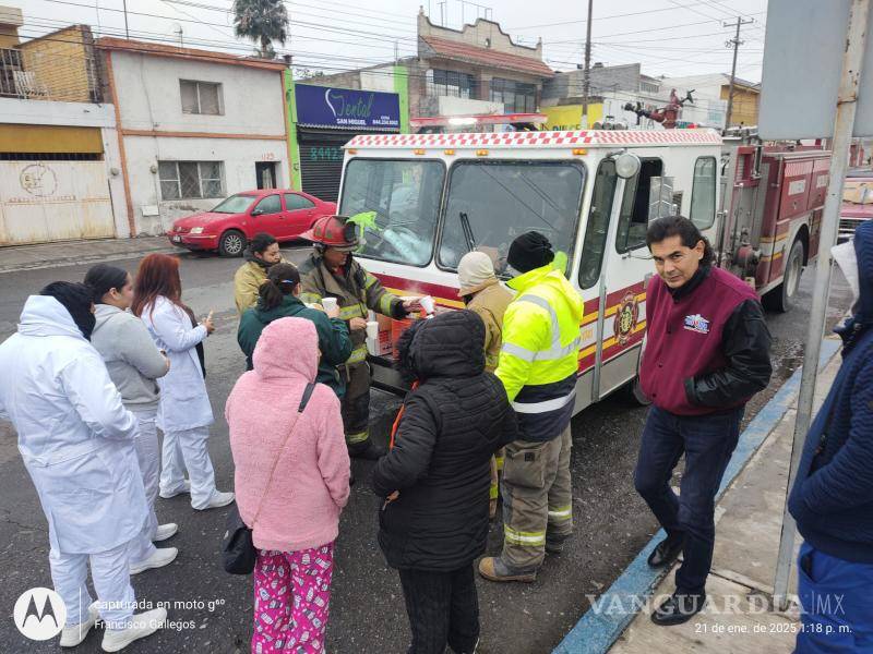 $!El reparto de pan y champurrado por parte de los bomberos ayuda a mitigar los efectos del frente frío 24, que dejó temperaturas bajo cero y nieve en Saltillo.