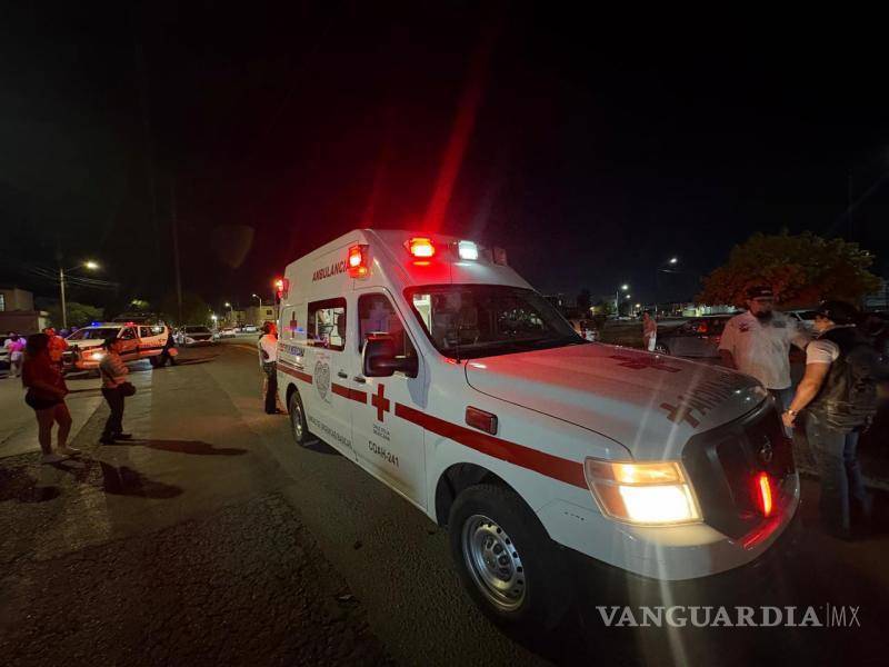 $!Paramédicos de la Cruz Roja acudieron al lugar para brindar atención a la mujer lesionada.
