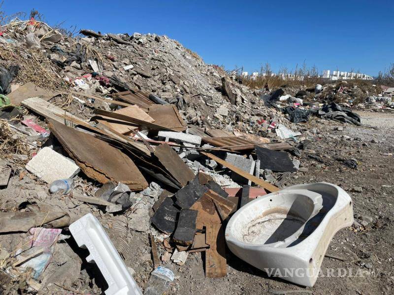 $!En el predio señalado se observan llantas, muebles, plásticos, cartón y restos de construcción, lo que ha generado focos de contaminación y riesgo sanitario.