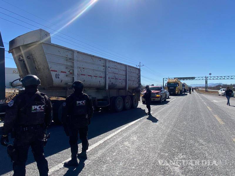 $!El bloqueo intermitente de la carretera 57 generó colapso del tráfico vehicular en la entrada de Castaños, afectando la movilidad en la zona.
