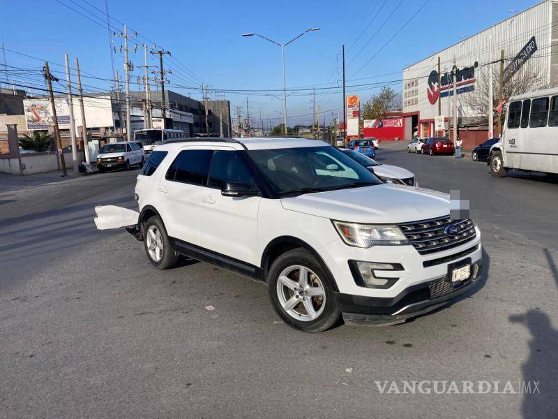$!El accidente ocurrió a las 3:30 horas; no se reportaron lesionados, pero sí cuantiosos daños materiales.