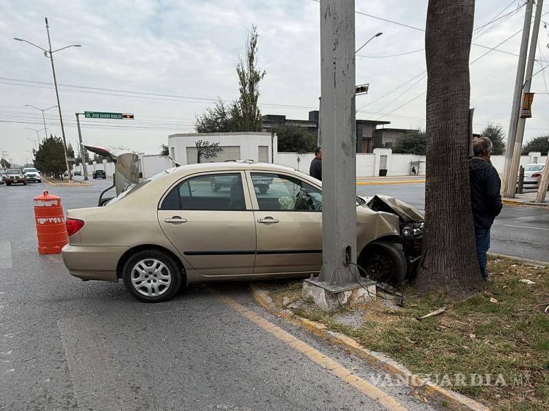 $!El automóvil fue remolcado a un corralón mientras se determinan los daños y responsabilidades.