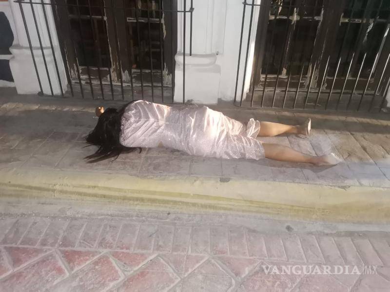 $!Se reportó a una persona lesionada sobre la calle Morelos del centro de Parras de la Fuente.