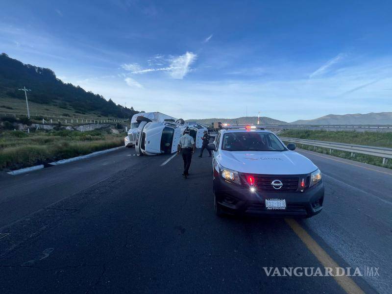 $!Los camiones dañados fueron trasladados a un corralón municipal, mientras que el conductor del tráiler deberá responder por los daños a la carretera.