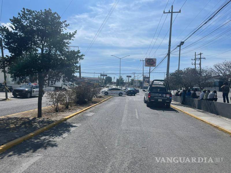 $!El bloqueo duró poco más de una hora; elementos de la Preventiva Municipal acudieron a desviar el tráfico.