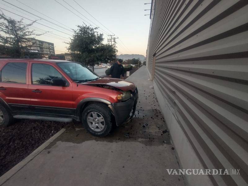 $!El accidente afectó tanto al vehículo como a la tienda, sin que se reportaran personas lesionadas.