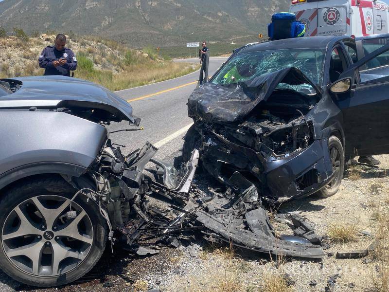 $!Ambas unidades presentaron daños de consideración en la parte frontal tras el impacto registrado en la carretera Saltillo-Monclova.