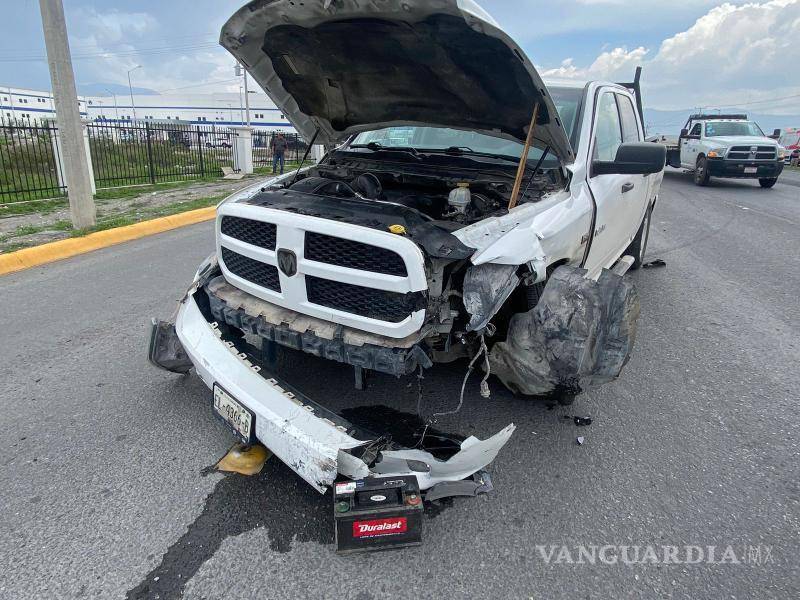 $!La camioneta RAM quedó atravesada entre los carriles tras el impacto; autoridades resguardaron la zona.
