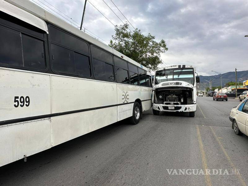 $!Al no medir bien las dimensiones de su camión, el operador del transporte de personal se hizo a un lado para pasar, sin embargo no logró hacerlo y golpeó con la parte delantera la parte trasera del camión.
