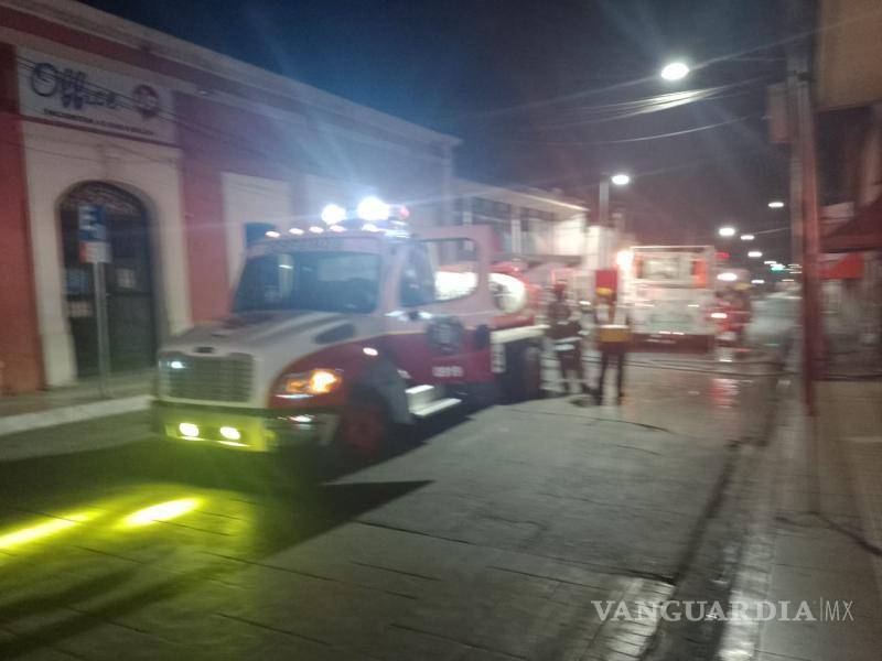 $!El dueño del bar La Reliquia confronta a los bomberos luego de que irrumpieran en su establecimiento por un reporte erróneo de incendio.