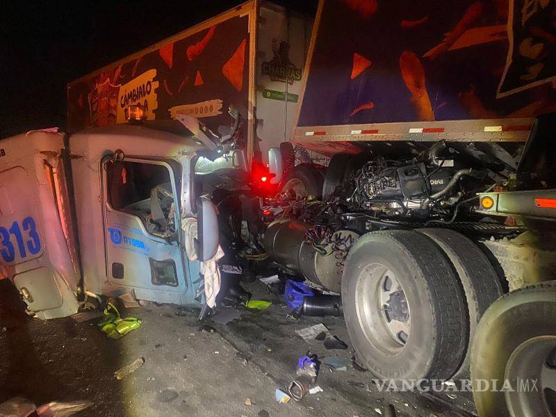 $!Servicios periciales levantan el cuerpo del operador fallecido.