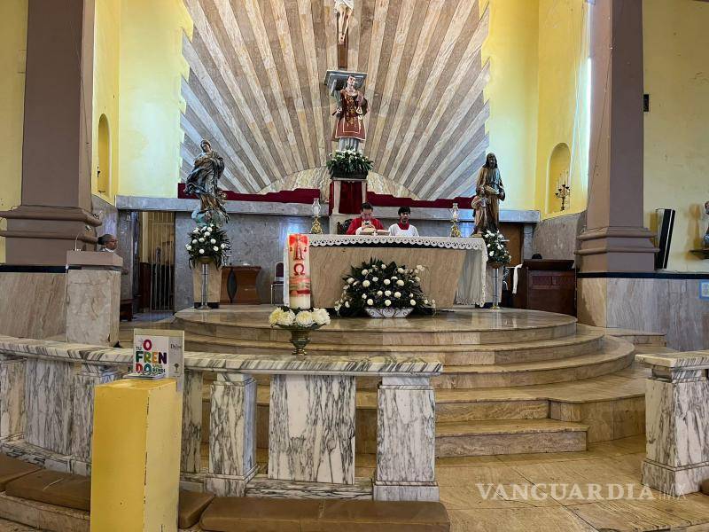 $!El párroco Mario Carrillo explicó que esta práctica llegó a Saltillo a mediados del siglo pasado.
