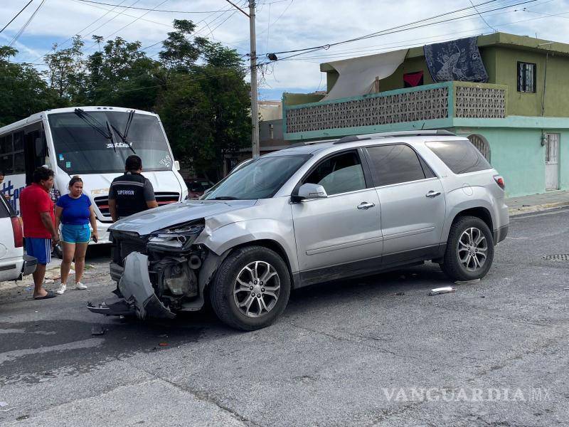 $!Vecinos de la colonia Nueva Tlaxcala denunciaron la falta de señalización en el cruce donde ocurrió el accidente, situación que habría contribuido al percance.
