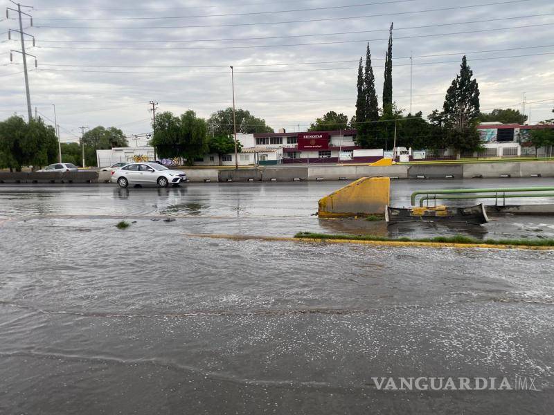 $!Metros más adelante, cerca de la colonia Ampliación Morelos, un automovilista perdió el control de su unidad al intentar incorporarse de los carriles centrales a los laterales, terminando impactado contra el camellón divisorio.