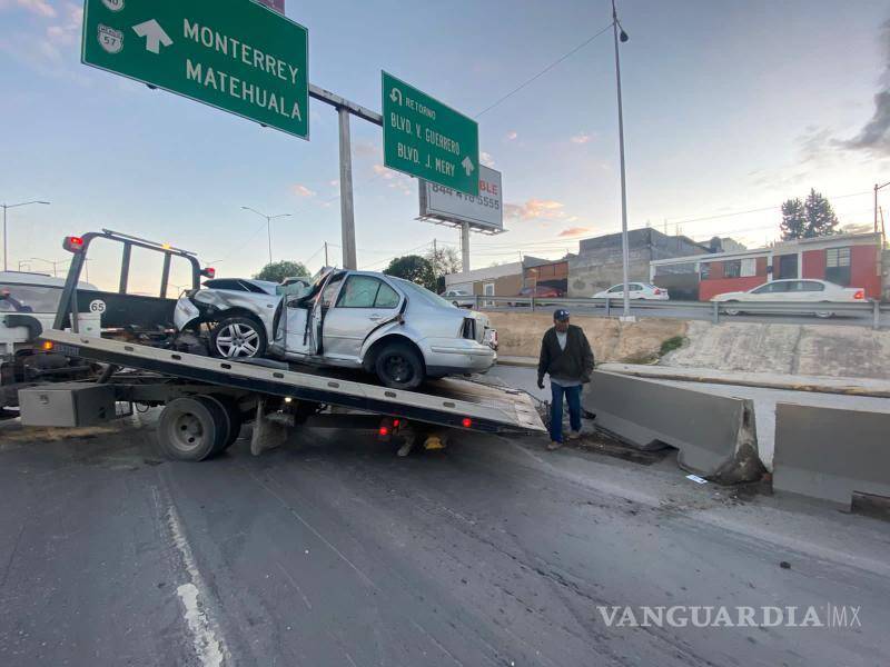 $!Oficiales de Tránsito Municipal cerraron dos carriles de circulación para evitar un percance mayor.