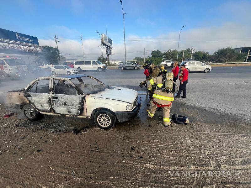 $!Los bomberos lograron sofocar el incendio del vehículo, pero no se encontró al conductor.