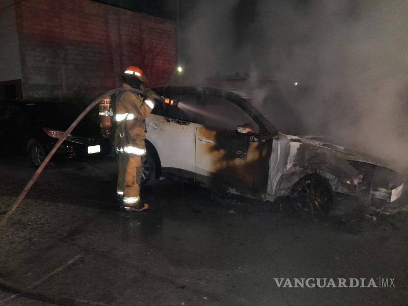 $!El incendio consumió por completo la camioneta Mazda CX-5 durante la madrugada en la colonia Del Valle.