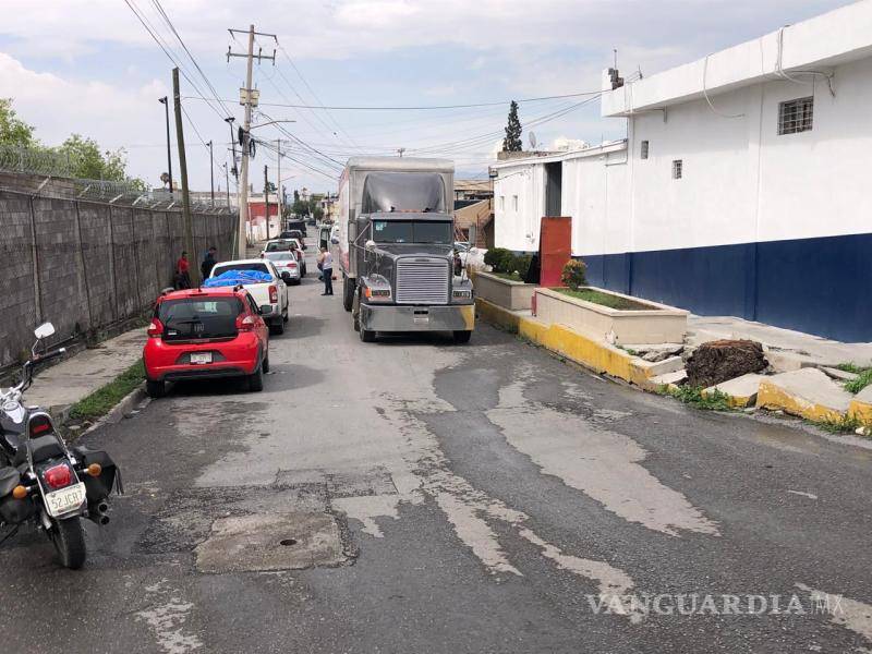 $!Cajas y paquetes fueron subidos al transporte oficial para su traslado al campo de tiro.