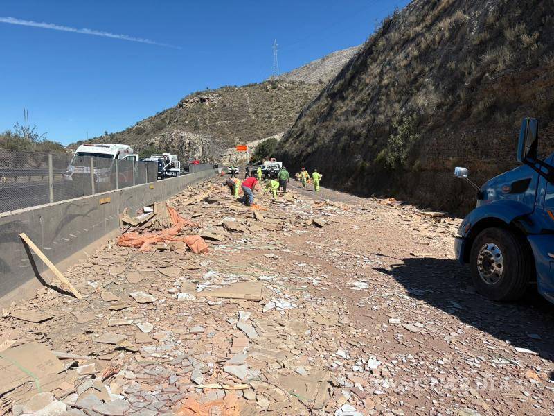 $!El tráiler detenido fue asegurado mientras se limpiaba la autopista de los escombros y material esparcido.