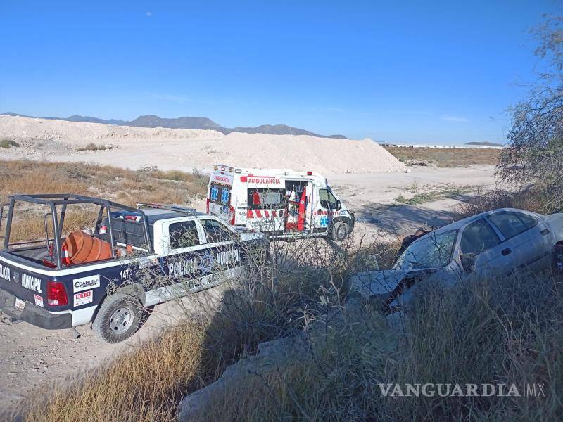 $!El auto quedó asegurado por las autoridades, mientras el conductor recibía atención médica.