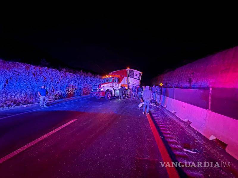 $!Personal de Capufe y Guardia Nacional trabajaron durante varias horas para liberar la carretera 57 tras los accidentes registrados.
