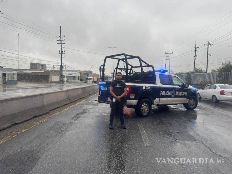 $!Elementos de Seguridad Pública supervisan puentes cerrados para garantizar la seguridad vial.