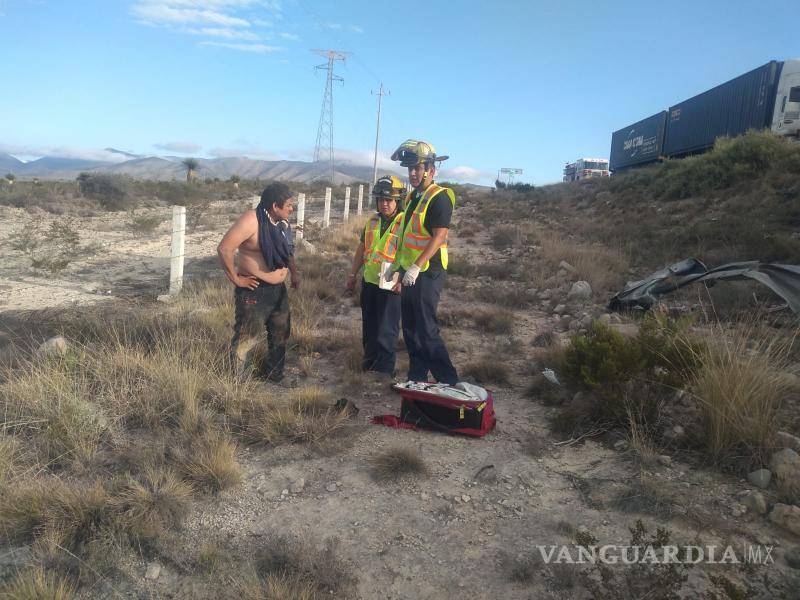 $!Un transportista se sale de la vía tras quedarse dormido al volante. Afortunadamente, el conductor sufrió solo golpes leves en el incidente.