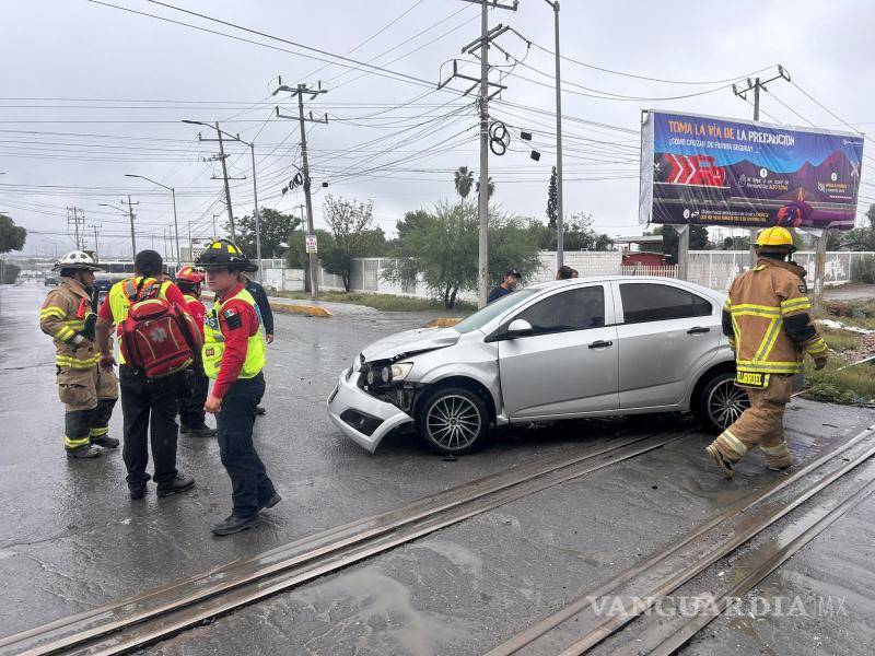 $!El conductor permaneció en el lugar tras ser valorado y descartarse la necesidad de trasladarlo a un hospital.