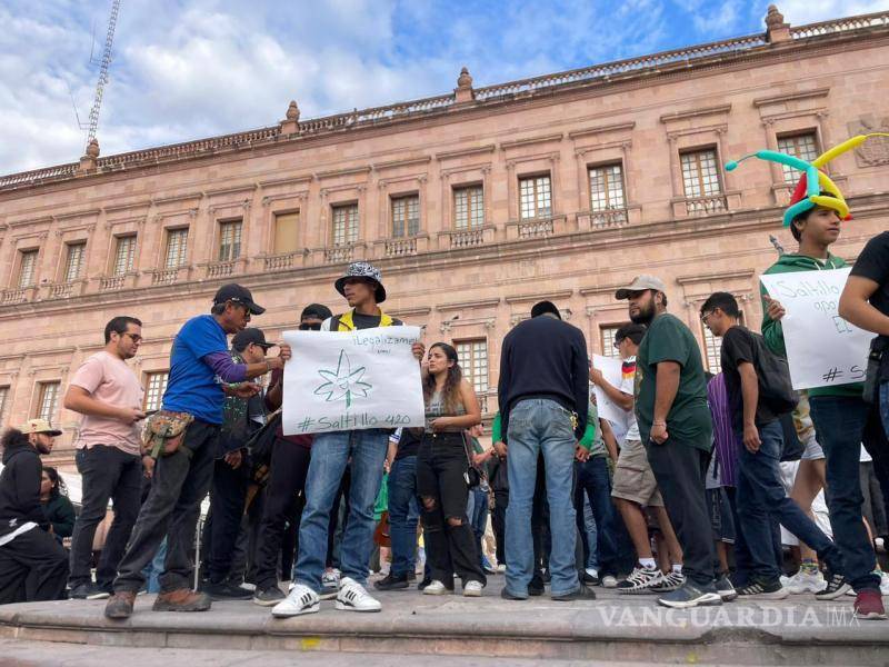 $!La manifestación fue escoltada por autoridades de tránsito que facilitaron el paso de los asistentes desde la Alameda Zaragoza hasta la Plaza Tlaxcala.